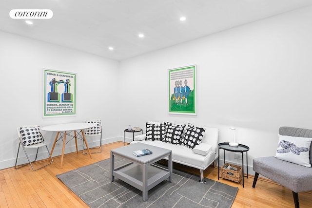 living room with baseboards, hardwood / wood-style flooring, visible vents, and recessed lighting