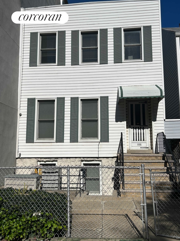 view of front of house featuring a fenced front yard and a gate