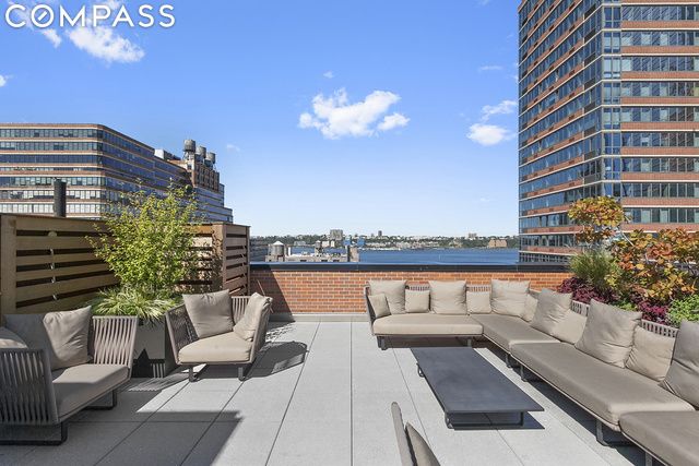 view of patio with outdoor lounge area