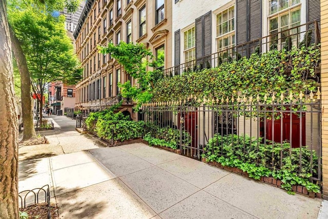 124 E 62nd St, New York City, NY 10065 - view of property's community