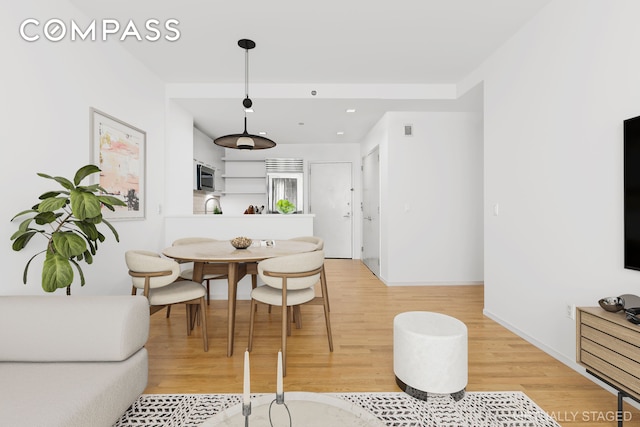 dining space featuring recessed lighting, light wood-style flooring, and baseboards