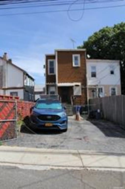 view of front of house featuring fence