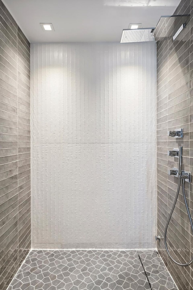 bathroom featuring a tile shower