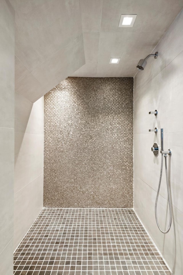 bathroom featuring a tile shower