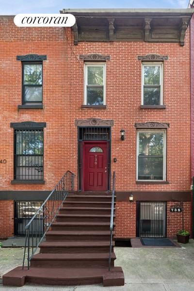 view of front facade featuring brick siding