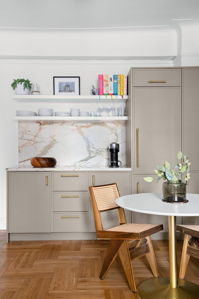 bar featuring backsplash