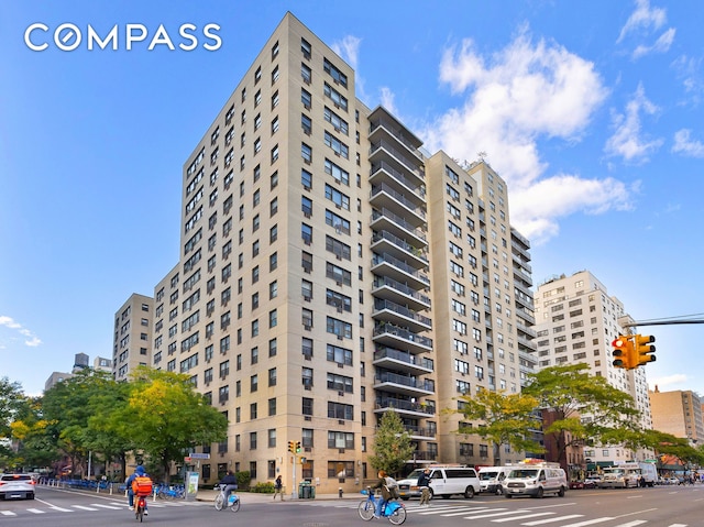 view of apartment building / complex