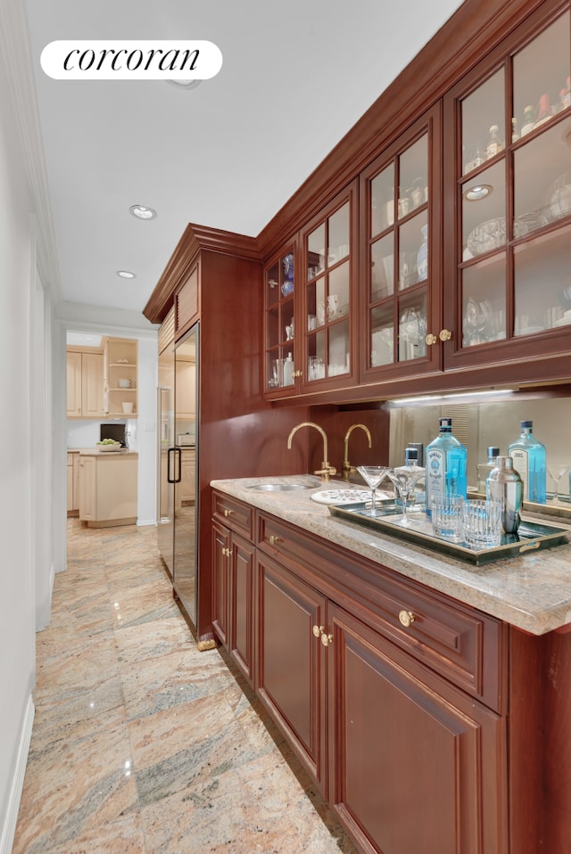 bar featuring recessed lighting, a sink, baseboards, and crown molding