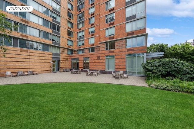 425 Main St Unit 14A, New York City, NY 10044 - view of community featuring a patio and a lawn