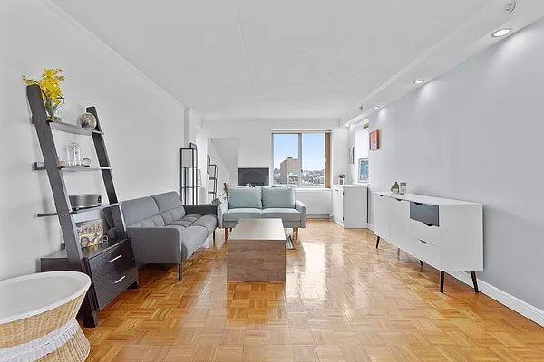 living area featuring recessed lighting and baseboards