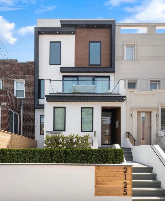 view of front of house with a fenced front yard and stucco siding