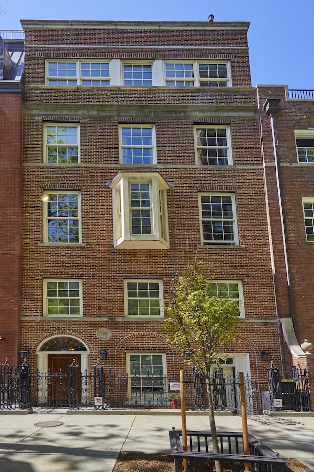 6 Sutton Sq, New York City, NY 10022 - view of property with a fenced front yard