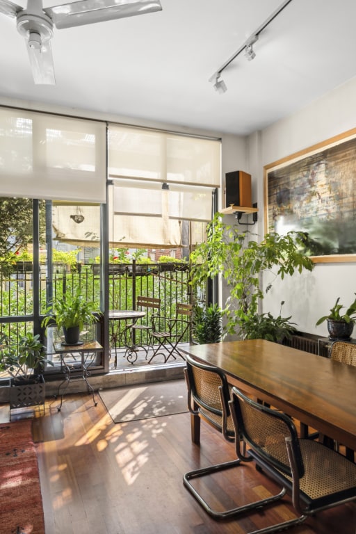 sunroom with ceiling fan