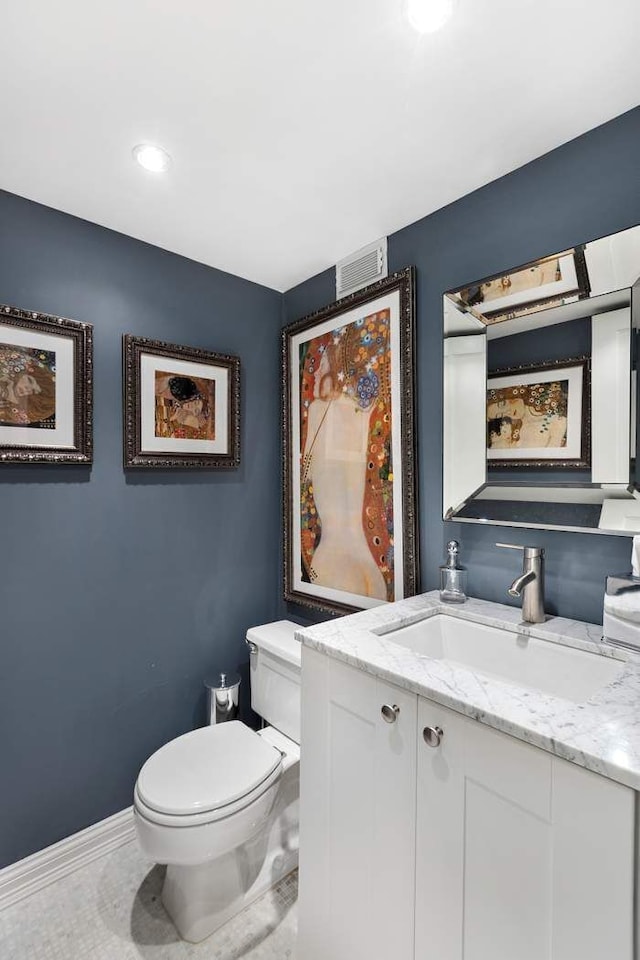 57 E 75th St Unit 2R, New York City, NY 10021 - bathroom with vanity, toilet, baseboards, and recessed lighting