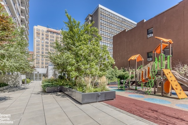 175 W 95th St Unit 2C, New York City, NY 10025 - view of property's community