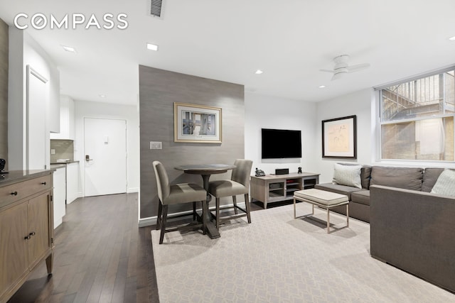 living room with recessed lighting, dark wood-style flooring, visible vents, baseboards, and a ceiling fan