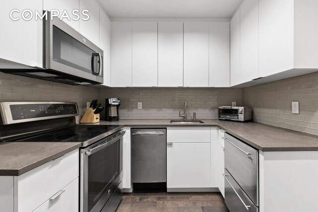 Listing photo 2 for 1 W 67th St Unit 206, New York City NY 10023