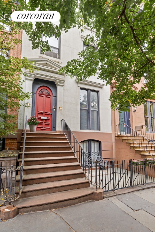 view of front facade featuring a fenced front yard