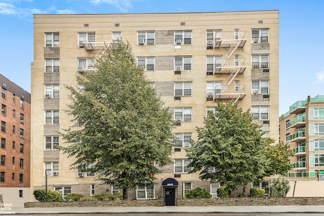 view of apartment building / complex