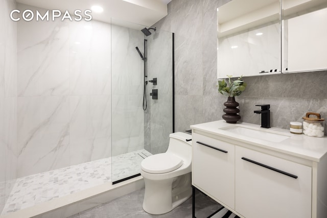 full bath featuring toilet, vanity, tile walls, a marble finish shower, and decorative backsplash