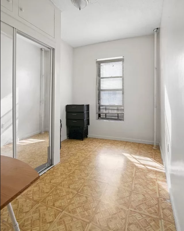 unfurnished bedroom featuring baseboards and a closet