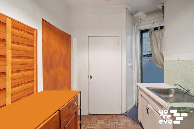bathroom featuring a sink