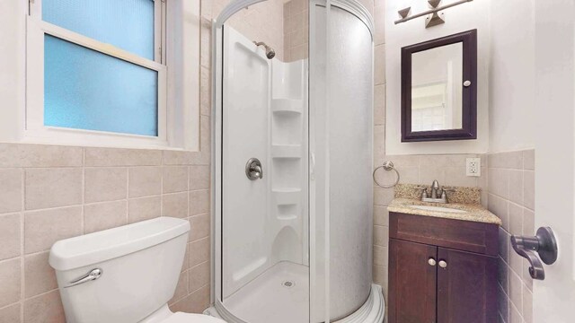 spare room featuring a wall mounted AC and hardwood / wood-style floors