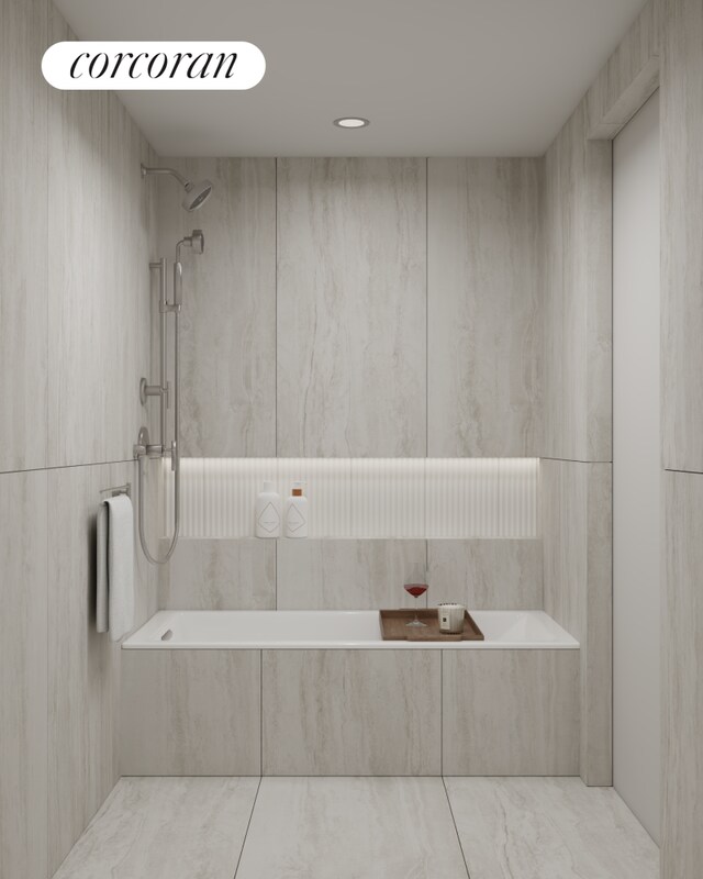 bathroom featuring tiled shower / bath combo