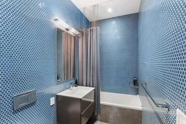 bathroom featuring a bathtub and vanity