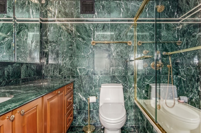 full bath with tiled shower / bath combo, toilet, and vanity