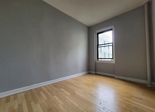 unfurnished room featuring vaulted ceiling and light hardwood / wood-style flooring