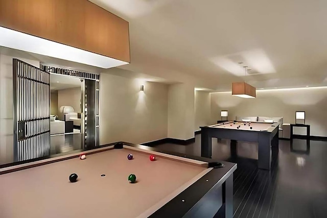 playroom featuring pool table