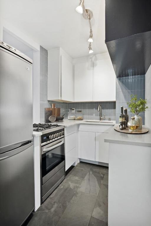 kitchen with sink, white cabinetry, appliances with stainless steel finishes, and tasteful backsplash