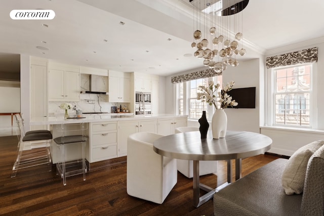 dining room featuring dark wood-style floors, visible vents, crown molding, and baseboards