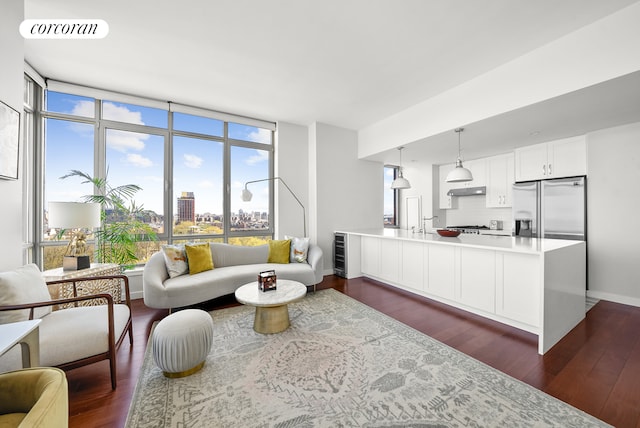 living area with beverage cooler, dark wood-type flooring, visible vents, and a city view