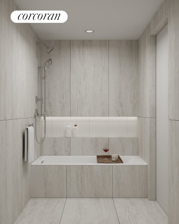 bathroom featuring tiled shower / bath combo