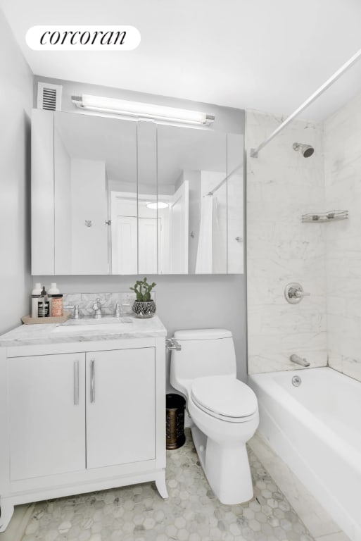 full bathroom featuring shower / tub combo with curtain, vanity, and toilet