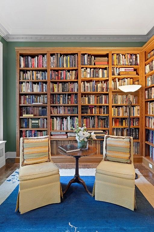 sitting room with ornamental molding