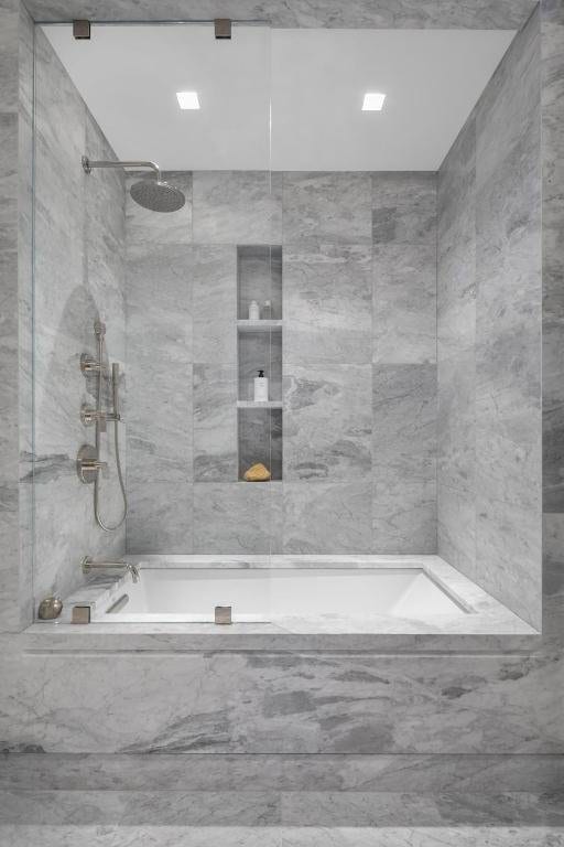 bathroom featuring tiled shower / bath combo