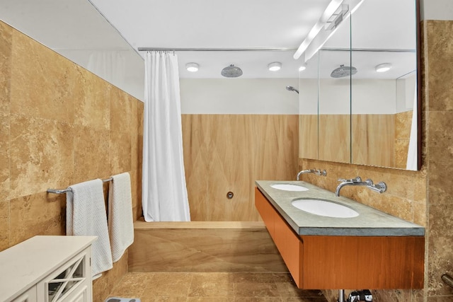 bathroom featuring a shower with curtain and vanity