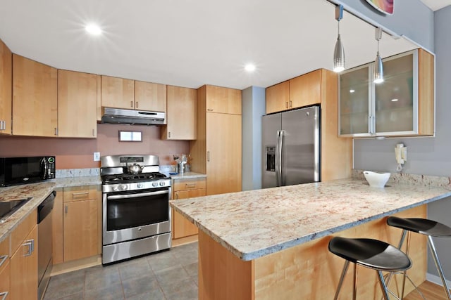 kitchen with pendant lighting, stainless steel appliances, a kitchen bar, kitchen peninsula, and light brown cabinets