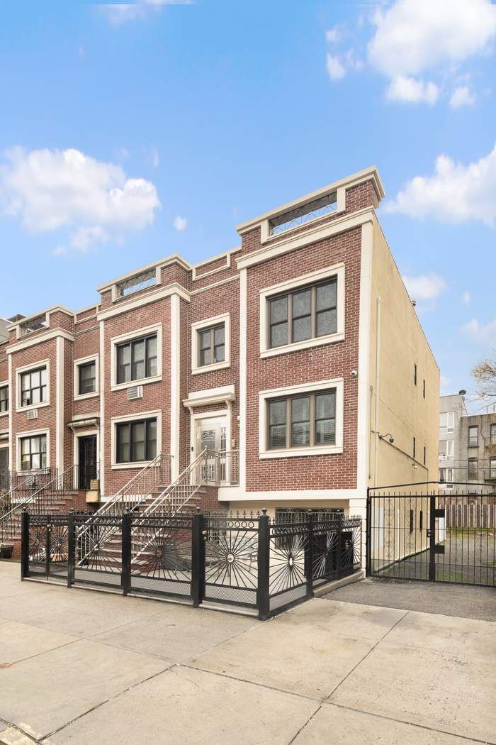 view of front facade featuring a fenced front yard and brick siding