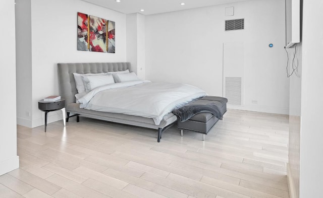 bedroom featuring baseboards, light wood-style flooring, visible vents, and recessed lighting