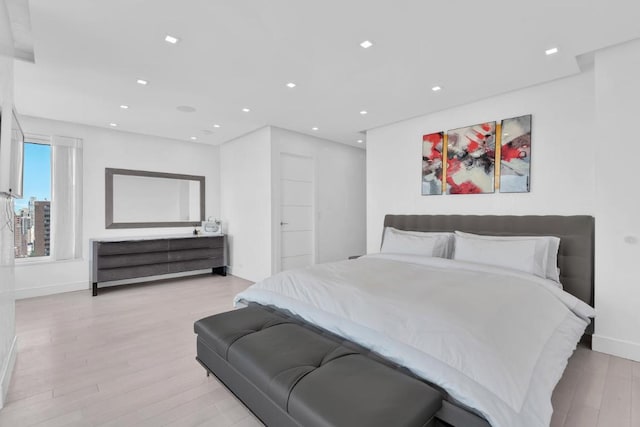 bedroom featuring light wood-style floors, recessed lighting, and baseboards