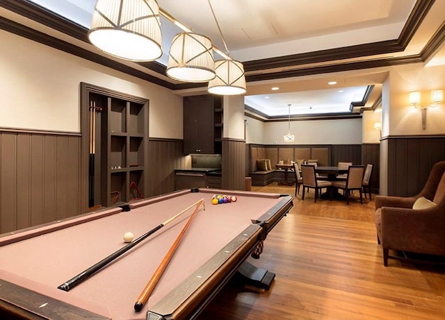 playroom with ornamental molding, billiards, light wood-type flooring, and a tray ceiling