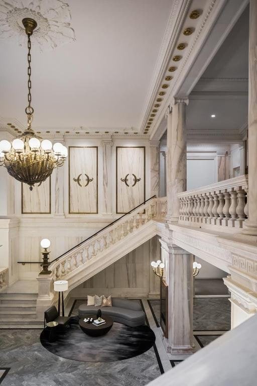 room details featuring a chandelier