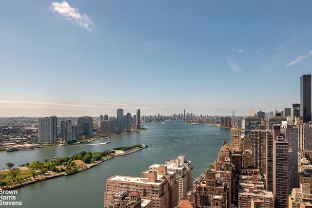 Listing photo 3 for 425 E 58th St Unit 42G, New York City NY 10022