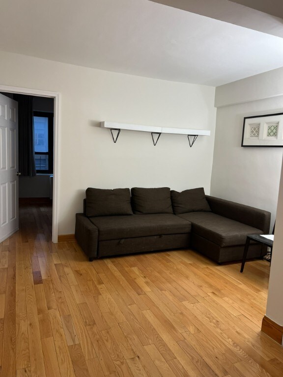 Listing photo 3 for 210 E 47th St Unit 7D, New York City NY 10017