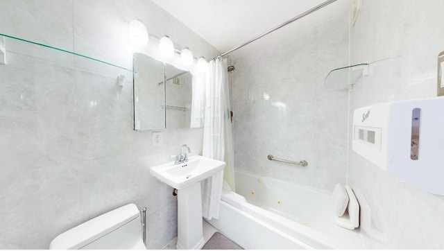 bathroom featuring toilet and shower / tub combo