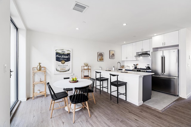 dining area featuring recessed lighting, visible vents, plenty of natural light, and light wood-style flooring